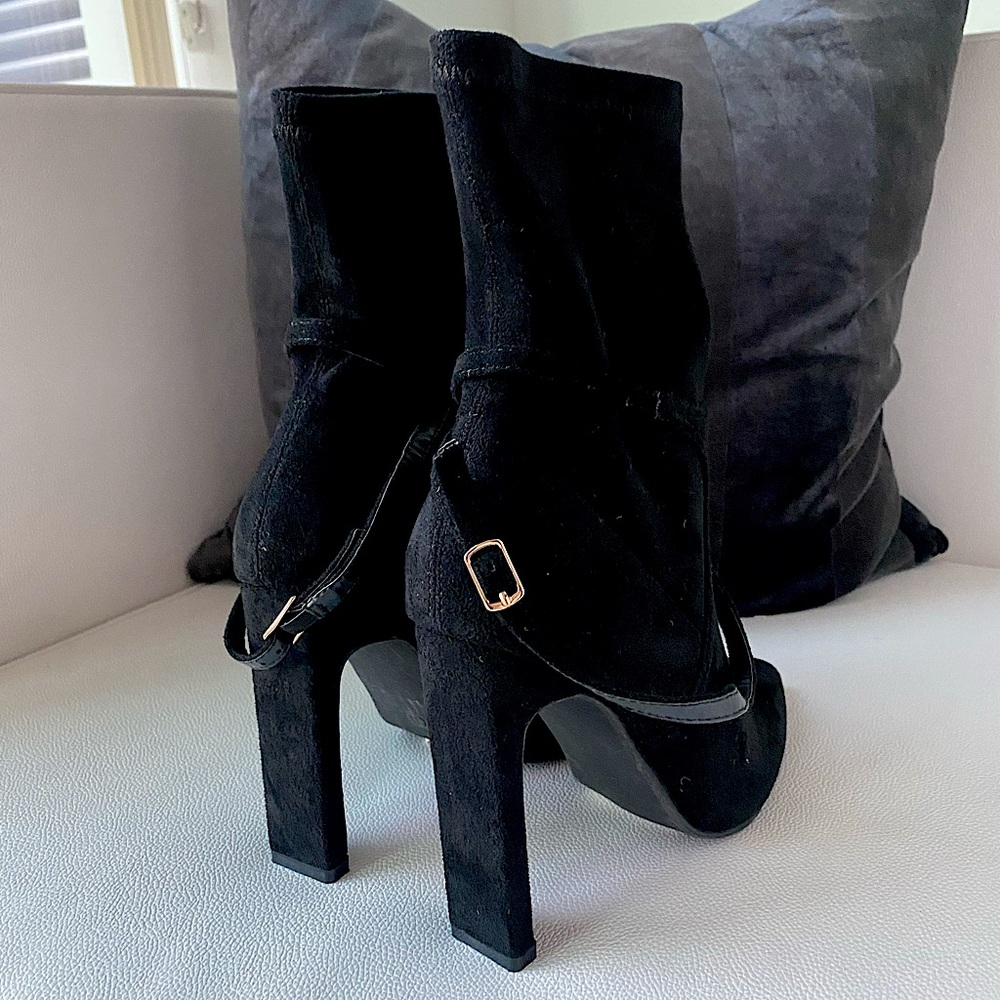 NWOT Lulus Giselle Suede Pointed-Toe Sock Boots. Black size 6.
